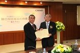 奇美许春华董事长(左)与台湾银行刘灯城董事长(右)代表签约MPTY]